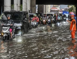 Jakarta Tergenang Lagi: Banjir di Depan Pasar Cipulir Menghambat Arus Lalu Lintas