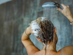 Teknik Keramas yang Tepat: Kunci Menjaga Rambut Kuat dan Tidak Mudah Rontok