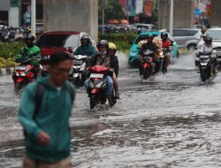Hujan Berintensitas Tinggi Rendam Ruas Jalan di Jakarta