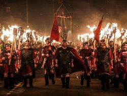 Ribuan Obor Menyala Meriahkan Festival Api Viking Terbesar di Lerwick, Menyambut Akhir Musim Yule