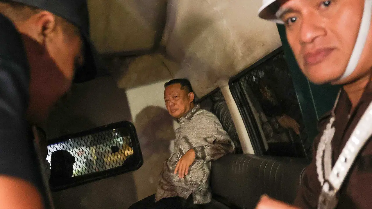 Mantan Jaksa Agung Muda Bidang Tindak Pidana Khusus (Jampidsus) Febrie Adriansyah, saat dibawa ke mobil tahanan untuk ditahan di rutan KPK di Gedung Kejagung, Jakarta, Jumat (24/07/2026). (KLY/ Arie Basuki)