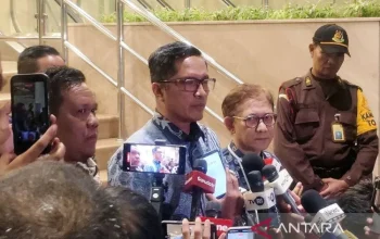 Kuasa hukum mantan Jampidsus Febrie Adriansyah, Febri Diansyah (tengah), memberikan keterangan pers di Gedung Utama Kejaksaan Agung, Jakarta, Jumat (24/7/2026). ANTARA/Nadia Putri Rahmani/aa.