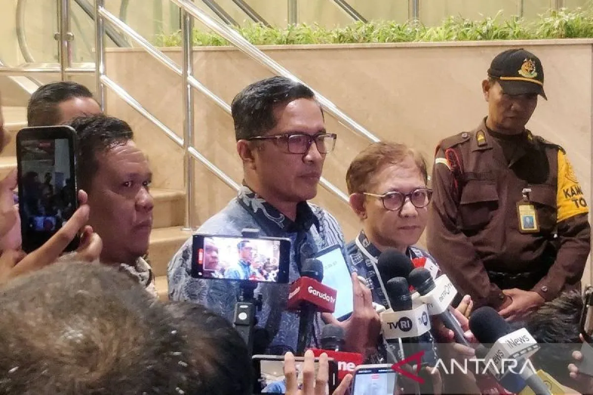 Kuasa hukum mantan Jampidsus Febrie Adriansyah, Febri Diansyah (tengah), memberikan keterangan pers di Gedung Utama Kejaksaan Agung, Jakarta, Jumat (24/7/2026). ANTARA/Nadia Putri Rahmani/aa.