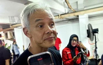 Ketua DPP PDI Perjuangan Ganjar Pranowo menjawab pertanyaan awak media di Gedung DPP PDI Perjuangan, Jakarta Pusat, Minggu (26/7/2026). ANTARA/Nadia Putri Rahmani/aa.