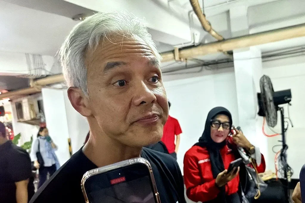 Ketua DPP PDI Perjuangan Ganjar Pranowo menjawab pertanyaan awak media di Gedung DPP PDI Perjuangan, Jakarta Pusat, Minggu (26/7/2026). ANTARA/Nadia Putri Rahmani/aa.