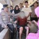 Upaya memperoleh keadilan bagi para korban dalam kasus pembakaran santri di sebuah pondok pesantren di Kabupaten Lombok Tengah, Nusa Tenggara Barat (NTB), terus berjalan. Pada Selasa (14/7/2026), Anggota Komisi XIII DPR RI Rieke Diah Pitaloka mendampingi keluarga korban saat mengajukan permohonan perlindungan kepada Lembaga Perlindungan Saksi dan Korban (LPSK). Peristiwa yang terjadi pada Desember 2025 tersebut menyebabkan tiga santri mengalami luka bakar dengan tingkat keparahan berbeda. Satu orang santri akhirnya meninggal dunia setelah menjalani perawatan akibat luka yang dideritanya. Rieke menegaskan bahwa negara harus memberikan perlindungan secara nyata kepada masyarakat, terutama kelompok rentan seperti perempuan dan anak. "Negara tidak boleh hadir hanya setelah korban berjatuhan, tetapi harus memastikan setiap warga negara, khususnya perempuan dan anak, memperoleh pelindungan hukum, rasa aman, dan keadilan," ujar Rieke dalam keterangannya, Selasa. Menurut Rieke, para korban membutuhkan pendampingan selama seluruh proses hukum berlangsung agar mereka dapat menyampaikan keterangan tanpa tekanan dari pihak mana pun. "Korban dan keluarganya mengajukan permohonan pelindungan kepada Lembaga Pelindungan Saksi dan Korban (LPSK) guna memastikan terpenuhinya hak korban atas pelindungan, pendampingan, pemulihan fisik dan psikologis, serta restitusi," jelasnya. Dalam insiden tersebut, santri berinisial ADR (14) dan SAH (12) mengalami luka bakar serius. Sementara itu, MYS (14) menderita luka ringan. Adapun MSS (13) meninggal dunia pada 19 Februari 2026 setelah menjalani perawatan intensif akibat luka bakar yang dialaminya. Menindaklanjuti permohonan tersebut, LPSK langsung membentuk tim untuk melakukan asesmen terhadap para korban. Wakil Ketua LPSK Sri Nurherwati mengatakan lembaganya telah memberikan perlindungan darurat sekaligus melakukan pemeriksaan medis kepada korban yang masih menjalani perawatan. "LPSK sudah menunjuk tim untuk dilakukan perlindungan secara darurat ya, secara darurat, dan saat ini korban juga sedang menjalani assessment medis, ada di sini ya," kata Sri. Selain memberikan pendampingan kepada korban yang masih hidup, LPSK juga berencana menemui keluarga santri yang meninggal dunia. Hingga saat ini, lembaga tersebut baru menerima dua permohonan perlindungan dari korban luka bakar. "Kemungkinan ya (datangi korban meninggal). Baru ada dua itu tadi ya, yang hari ini. Kita enggak tahu apakah nanti yang lain akan mengajukan permohonan karena memang basis kerja LPSK berdasarkan permohonan," ujar Sri. Sri menjelaskan bahwa bentuk perlindungan yang diberikan LPSK tidak terbatas pada layanan kesehatan. Korban juga akan mendapatkan pendampingan selama proses hukum berlangsung serta perlindungan terhadap hak-hak prosedural mereka. "Saat ini medis, kemudian juga perlindungan yang lain ya saya kira. Terutama tentunya pendampingan hak prosedural. Dan itu kan saya kira tadi kuasa hukum juga sudah ada, berarti kita bisa bekerja sama," katanya. Di sisi lain, tim kuasa hukum korban mengungkap dugaan adanya perundungan yang dialami para korban sebelum insiden kebakaran terjadi. Kuasa hukum korban, Putri Maya Rumanti, menyampaikan bahwa hasil penelusuran bersama para relawan menemukan indikasi dua korban sebelumnya sering menjadi sasaran intimidasi oleh dua orang yang kini diduga sebagai pelaku. "Kami mendapatkan info bahwa adik-adik ini sebelum kejadian ini pernah menjadi korban pembullyan oleh pelaku, dua orang pelaku," ungkap Putri. Ia menyebut kedua terduga pelaku berinisial MR dan Y. Menurutnya, Y merupakan anak pemilik pondok pesantren. Putri menjelaskan, MR diduga beberapa kali mencoret tubuh salah satu korban, sedangkan Y diduga melakukan kekerasan fisik terhadap korban dalam beberapa kesempatan. Sementara itu, Kasat Reskrim Polres Lombok Tengah AKP Punguan Hutahaean menjelaskan bahwa kejadian bermula pada 13 Desember 2025 sekitar pukul 13.00 Wita saat para santri sedang beristirahat. Berdasarkan hasil penyelidikan, tersangka MR meminta korban MSS membeli satu liter bensin. Bahan bakar tersebut rencananya dipakai sebagai pengganti tiner untuk dicampurkan ke dalam cat yang akan digunakan mengecat ulang dinding kamar. Setelah bensin diperoleh, MR mengajak beberapa santri berkumpul di sebuah kamar kosong untuk membuat katapel. Di lokasi itu mereka mencoba membakar sepotong kayu menggunakan bensin. Namun api tiba-tiba menyambar sisa bahan bakar yang masih berada di dalam botol sehingga kobaran api membesar dan membakar kasur di ruangan tersebut. Dalam kepanikan, dua santri termasuk MR berhasil keluar dari kamar. Namun tiga santri lainnya tidak dapat segera menyelamatkan diri karena pintu ruangan hanya bisa dibuka ke arah dalam sehingga menyulitkan mereka saat berusaha keluar. Polres Lombok Tengah kemudian menetapkan dua tersangka dalam perkara ini, yakni MR (15) yang merupakan santri senior dan AM (55) selaku pimpinan pondok pesantren. Keduanya dijerat Pasal 359 dan/atau Pasal 360 ayat (1) KUHP juncto Pasal 474 ayat (2) dan ayat (3) Undang-Undang Nomor 1 Tahun 2023 tentang KUHP karena diduga lalai hingga menyebabkan korban meninggal dunia dan korban lainnya mengalami luka berat. Penyidik menilai MR mengabaikan peringatan dari rekan-rekannya sebelum insiden terjadi. Sementara itu, AM diduga tidak menjalankan fungsi pengawasan terhadap para santri sebagaimana mestinya. AKP Punguan Hutahaean menjelaskan bahwa berdasarkan ketentuan yang berlaku, pondok pesantren wajib memiliki sistem pengasuhan dengan melibatkan pembimbing, pengasuh, serta tenaga pendidik yang memadai. Namun, hasil penyelidikan menunjukkan bahwa saat kejadian berlangsung, pengasuhan hanya dilakukan oleh pimpinan pondok pesantren bersama istrinya. "Dari dokumen yang kami peroleh, pada tahun-tahun sebelumnya ada pengasuh yang direkrut. Namun pada tahun kejadian, yang berperan sebagai pengasuh hanya tuan guru dan istrinya, sehingga terurai unsur kelalaian sebagaimana pasal yang kami sangkakan," ujar Punguan.
