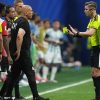 Wasit berbincang dengan Pelatih Timnas Mesir Hossam Hassan (kedua dari kanan) dalam pertandingan babak 16 besar antara Timnas Argentina dan Mesir di Piala Dunia FIFA 2026 di Stadion Atlanta, Atlanta, Amerika Serikat, pada 7 Juli 2026. (Xinhua/Huang Zongzhi)