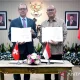 Menteri Investasi dan Hilirisasi/Kepala Badan Koordinasi Penanaman Modal (BKPM) Rosan Roeslani (kanan) bersama Duta Besar Swiss untuk Indonesia, Timor-Leste, dan ASEAN Olivier Zehnder (kiri) melakukan penandatanganan MoU kerja sama industri mineral dan logam di Jakarta, Kamis (16/7/2026). ANTARA/HO-BKPM/pri.