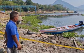 Seorang satpam di Waduk Jatiluhur ditemukan tewas di tepian danau area Tanggul Ubrug, Kabupaten Purwakarta, Jawa Barat, dengan tangan terborgol. (Detikcom/Dian Firmansyah)