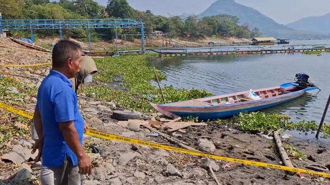 Seorang satpam di Waduk Jatiluhur ditemukan tewas di tepian danau area Tanggul Ubrug, Kabupaten Purwakarta, Jawa Barat, dengan tangan terborgol. (Detikcom/Dian Firmansyah)