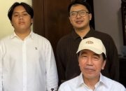 Presiden BEM KM Universitas Mulawarman, Hiththan Hersya Putra, berfoto bersama Presiden ke-7 RI Joko Widodo di kediamannya di Solo. Foto tersebut memicu polemik dan berujung pada pengunduran dirinya sebagai Presiden BEM KM Unmul.(Dok. Rizki)