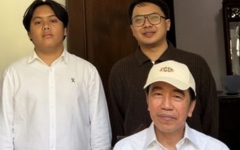 Presiden BEM KM Universitas Mulawarman, Hiththan Hersya Putra, berfoto bersama Presiden ke-7 RI Joko Widodo di kediamannya di Solo. Foto tersebut memicu polemik dan berujung pada pengunduran dirinya sebagai Presiden BEM KM Unmul.(Dok. Rizki)