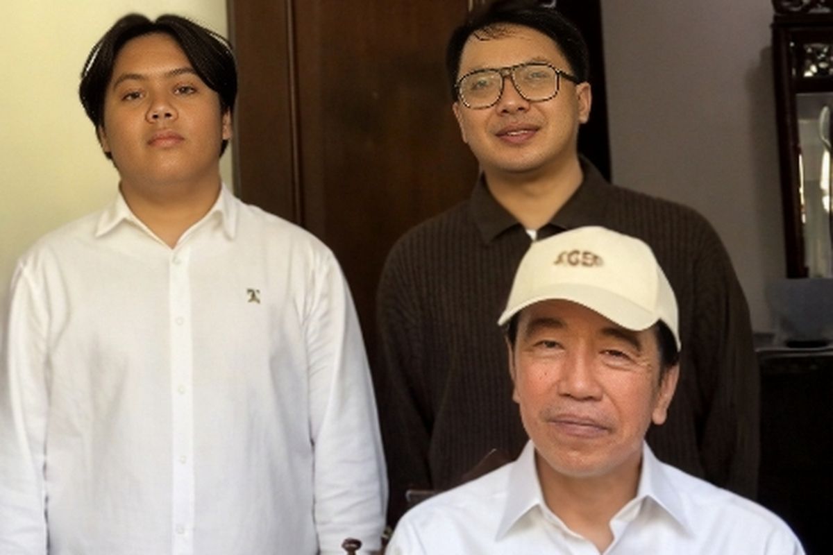 Presiden BEM KM Universitas Mulawarman, Hiththan Hersya Putra, berfoto bersama Presiden ke-7 RI Joko Widodo di kediamannya di Solo. Foto tersebut memicu polemik dan berujung pada pengunduran dirinya sebagai Presiden BEM KM Unmul.(Dok. Rizki)