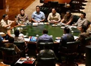Presiden Prabowo Subianto menggelar rapat terbatas (ratas) di kediaman pribadi Hambalang, Bogor, Jawa Barat, Minggu, 23 Agustus 2026. Pertemuan yang berlangsung sejak sore hingga malam itu membahas penanggulangan kebakaran hutan dan lahan (karhutla) serta penanganan dampak bencana di Nusa Tenggara Timur (NTT). (Foto: Sekretariat Presiden)