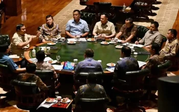 Presiden Prabowo Subianto menggelar rapat terbatas (ratas) di kediaman pribadi Hambalang, Bogor, Jawa Barat, Minggu, 23 Agustus 2026. Pertemuan yang berlangsung sejak sore hingga malam itu membahas penanggulangan kebakaran hutan dan lahan (karhutla) serta penanganan dampak bencana di Nusa Tenggara Timur (NTT). (Foto: Sekretariat Presiden)