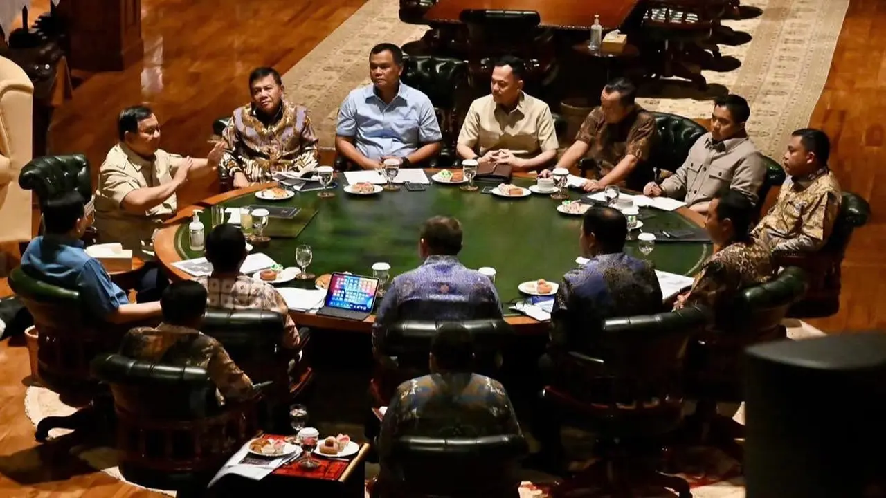 Presiden Prabowo Subianto menggelar rapat terbatas (ratas) di kediaman pribadi Hambalang, Bogor, Jawa Barat, Minggu, 23 Agustus 2026. Pertemuan yang berlangsung sejak sore hingga malam itu membahas penanggulangan kebakaran hutan dan lahan (karhutla) serta penanganan dampak bencana di Nusa Tenggara Timur (NTT). (Foto: Sekretariat Presiden)
