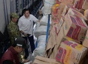 Sekretaris Kabinet Teddy Indra Wijaya melakukan pengecekan bantuan 65 ton logistik yang akan diterbangkan ke Nusa Tenggara Timur (NTT) di Lanud Halim Perdanakusuma, Jakarta, Rabu (19/8/2026). ANTARA/HO-BPMI Sekretariat Presiden