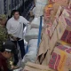 Sekretaris Kabinet Teddy Indra Wijaya melakukan pengecekan bantuan 65 ton logistik yang akan diterbangkan ke Nusa Tenggara Timur (NTT) di Lanud Halim Perdanakusuma, Jakarta, Rabu (19/8/2026). ANTARA/HO-BPMI Sekretariat Presiden