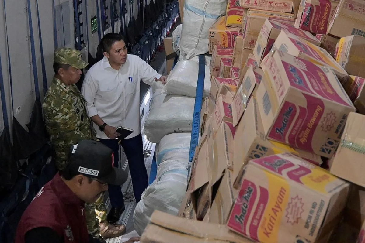 Sekretaris Kabinet Teddy Indra Wijaya melakukan pengecekan bantuan 65 ton logistik yang akan diterbangkan ke Nusa Tenggara Timur (NTT) di Lanud Halim Perdanakusuma, Jakarta, Rabu (19/8/2026). ANTARA/HO-BPMI Sekretariat Presiden