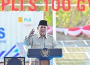 Peluncuran program PLTS 100 GWp. Presiden Prabowo Subianto menyampaikan sambutan saat peluncuran dan groundbreaking program Pembangkit Listrik Tenaga Surya (PLTS) 100 GWp di kawasan Gilimanuk, Jembrana, Bali, Selasa (25/8/2026). Pembangunan PLTS 100 Gigawatt peak (GWp) yang ditargetkan selesai dalam tiga tahun tersebut merupakan bagian dari Program Kerja Prioritas Nasional Klaster Kemandirian Energi dan Air, yang diarahkan untuk memperkuat kemandirian dan ketahanan energi nasional serta mengurangi ketergantungan terhadap energi fosil. ANTARA FOTO/Fikri Yusuf/YUANTARA FOTO/FIKRI YUSUF (ANTARA FOTO/FIKRI YUSUF)