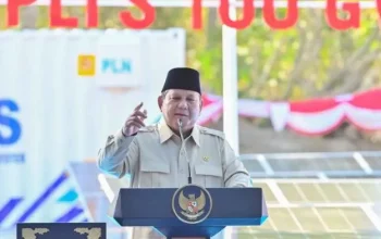 Peluncuran program PLTS 100 GWp. Presiden Prabowo Subianto menyampaikan sambutan saat peluncuran dan groundbreaking program Pembangkit Listrik Tenaga Surya (PLTS) 100 GWp di kawasan Gilimanuk, Jembrana, Bali, Selasa (25/8/2026). Pembangunan PLTS 100 Gigawatt peak (GWp) yang ditargetkan selesai dalam tiga tahun tersebut merupakan bagian dari Program Kerja Prioritas Nasional Klaster Kemandirian Energi dan Air, yang diarahkan untuk memperkuat kemandirian dan ketahanan energi nasional serta mengurangi ketergantungan terhadap energi fosil. ANTARA FOTO/Fikri Yusuf/YUANTARA FOTO/FIKRI YUSUF (ANTARA FOTO/FIKRI YUSUF)