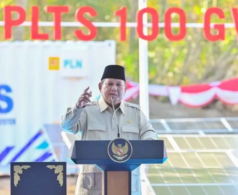 Peluncuran program PLTS 100 GWp. Presiden Prabowo Subianto menyampaikan sambutan saat peluncuran dan groundbreaking program Pembangkit Listrik Tenaga Surya (PLTS) 100 GWp di kawasan Gilimanuk, Jembrana, Bali, Selasa (25/8/2026). Pembangunan PLTS 100 Gigawatt peak (GWp) yang ditargetkan selesai dalam tiga tahun tersebut merupakan bagian dari Program Kerja Prioritas Nasional Klaster Kemandirian Energi dan Air, yang diarahkan untuk memperkuat kemandirian dan ketahanan energi nasional serta mengurangi ketergantungan terhadap energi fosil. ANTARA FOTO/Fikri Yusuf/YUANTARA FOTO/FIKRI YUSUF (ANTARA FOTO/FIKRI YUSUF)