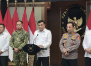 Menko Polkam Djamari Chaniago memastikan kondisi di seluruh Indonesia tetap aman dan terkendali di tengah isu Demo Agustus yang beredar di media sosial.CNN Indonesia/Yogi Anugrah