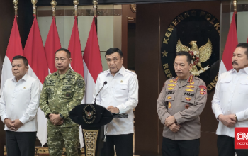 Menko Polkam Djamari Chaniago memastikan kondisi di seluruh Indonesia tetap aman dan terkendali di tengah isu Demo Agustus yang beredar di media sosial.CNN Indonesia/Yogi Anugrah