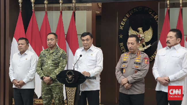 Menko Polkam Djamari Chaniago memastikan kondisi di seluruh Indonesia tetap aman dan terkendali di tengah isu Demo Agustus yang beredar di media sosial.CNN Indonesia/Yogi Anugrah