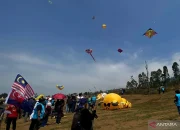 Sejumlah pelayang menerbangkan layang-layang dalam "Garut International Kite Festival" 2026 di kawasan Tepas Papandayan, Kecamatan Cisurupan, Kabupaten Garut, Jawa Barat, Sabtu (1/8/2026). (ANTARA/Feri Purnama)