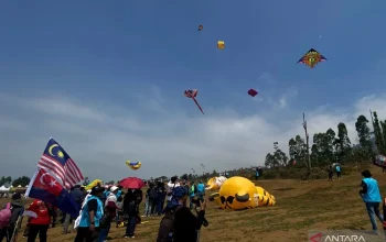 Sejumlah pelayang menerbangkan layang-layang dalam "Garut International Kite Festival" 2026 di kawasan Tepas Papandayan, Kecamatan Cisurupan, Kabupaten Garut, Jawa Barat, Sabtu (1/8/2026). (ANTARA/Feri Purnama)