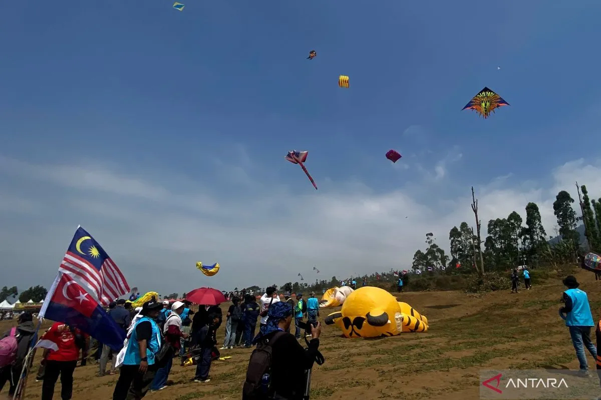 Sejumlah pelayang menerbangkan layang-layang dalam "Garut International Kite Festival" 2026 di kawasan Tepas Papandayan, Kecamatan Cisurupan, Kabupaten Garut, Jawa Barat, Sabtu (1/8/2026). (ANTARA/Feri Purnama)