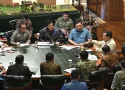 Presiden Prabowo Subianto melakukan pertemuan dengan Panglima TNI dan para Kepala Staf Angkatan beserta Menteri Pertahanan; Menteri Pendidikan Tinggi, Sains, dan Teknologi; Menteri Sekretaris Negara dan Sekretaris Kabinet di kediamannya di Hambalang, Kabupaten Bogor, Jawa Barat, Sabtu (29/8/2026). ANTARA/HO-Sekretariat Kabinet