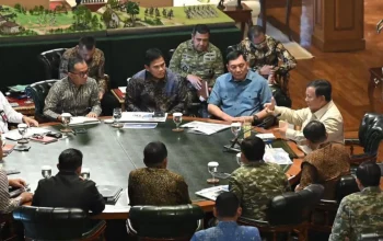 Presiden Prabowo Subianto melakukan pertemuan dengan Panglima TNI dan para Kepala Staf Angkatan beserta Menteri Pertahanan; Menteri Pendidikan Tinggi, Sains, dan Teknologi; Menteri Sekretaris Negara dan Sekretaris Kabinet di kediamannya di Hambalang, Kabupaten Bogor, Jawa Barat, Sabtu (29/8/2026). ANTARA/HO-Sekretariat Kabinet