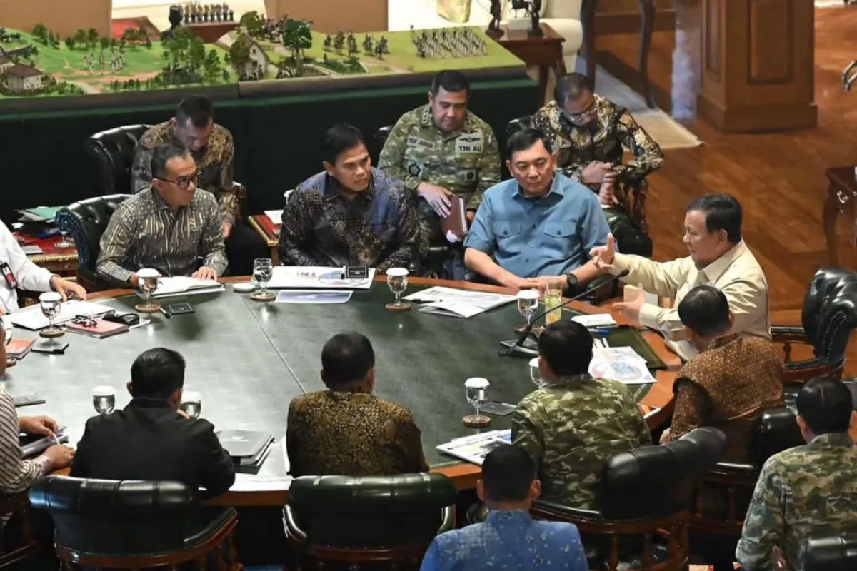 Presiden Prabowo Subianto melakukan pertemuan dengan Panglima TNI dan para Kepala Staf Angkatan beserta Menteri Pertahanan; Menteri Pendidikan Tinggi, Sains, dan Teknologi; Menteri Sekretaris Negara dan Sekretaris Kabinet di kediamannya di Hambalang, Kabupaten Bogor, Jawa Barat, Sabtu (29/8/2026). ANTARA/HO-Sekretariat Kabinet