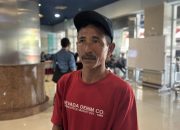 Muhammad Saleh (44), warga asal Punagaya, Jeneponto, Sulawesi Selatan, membagikan kisahnya usai selamat dari kebakaran KMP Mutiara Sentosa II di perairan utara Sumenep, Madura, Minggu (2/8).CNN Indonesia/Farid