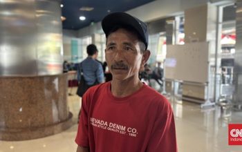 Muhammad Saleh (44), warga asal Punagaya, Jeneponto, Sulawesi Selatan, membagikan kisahnya usai selamat dari kebakaran KMP Mutiara Sentosa II di perairan utara Sumenep, Madura, Minggu (2/8).CNN Indonesia/Farid