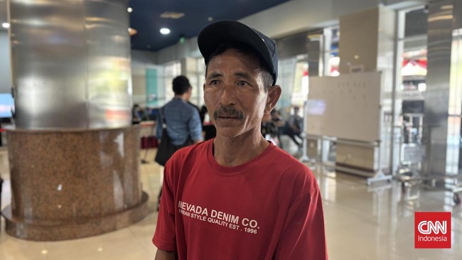 Muhammad Saleh (44), warga asal Punagaya, Jeneponto, Sulawesi Selatan, membagikan kisahnya usai selamat dari kebakaran KMP Mutiara Sentosa II di perairan utara Sumenep, Madura, Minggu (2/8).CNN Indonesia/Farid