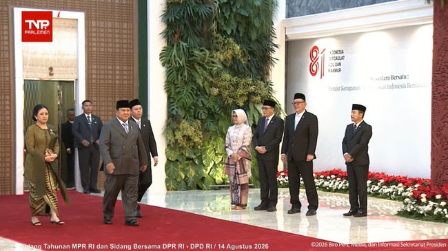 Presiden RI Prabowo Subianto tiba di Kompleks Parlemen, Jakarta, jelang pidato kenegaraan dalam agenda sidang tahunan MPR, Jumat (14/8). (TV Parlemen)