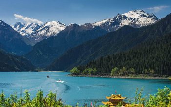 Danau Tianshan Tianchi di Daerah Otonomi Uighur Xinjiang