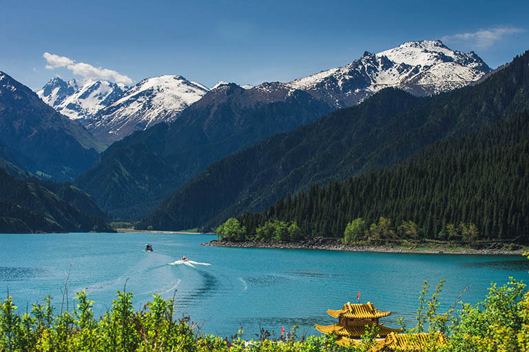Danau Tianshan Tianchi di Daerah Otonomi Uighur Xinjiang
