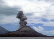 Gunung Anak Krakatau Kembali Erupsi Dini Hari