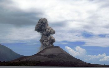 Gunung Anak Krakatau Kembali Erupsi Dini Hari