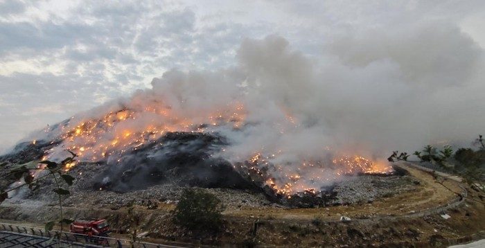 Foto: Kobaran api di TPA Putri Cempo yang masih menyala, Kamis (3/9/2026) petang. (Tara Wahyu NV/detikJateng)