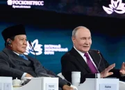 Presiden Prabowo Subianto (kiri), Presiden Rusia Vladimir Putin (kanan), berbicara dalam penyelenggaraan Eastern Economic Forum (EEF) ke-11 di Vladivostok, Rusia, Kamis (3/9/2026). ANTARA/HO-BPMI Sekretariat Presiden/Muchlis Jr/aa.