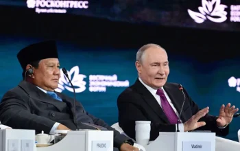 Presiden Prabowo Subianto (kiri), Presiden Rusia Vladimir Putin (kanan), berbicara dalam penyelenggaraan Eastern Economic Forum (EEF) ke-11 di Vladivostok, Rusia, Kamis (3/9/2026). ANTARA/HO-BPMI Sekretariat Presiden/Muchlis Jr/aa.