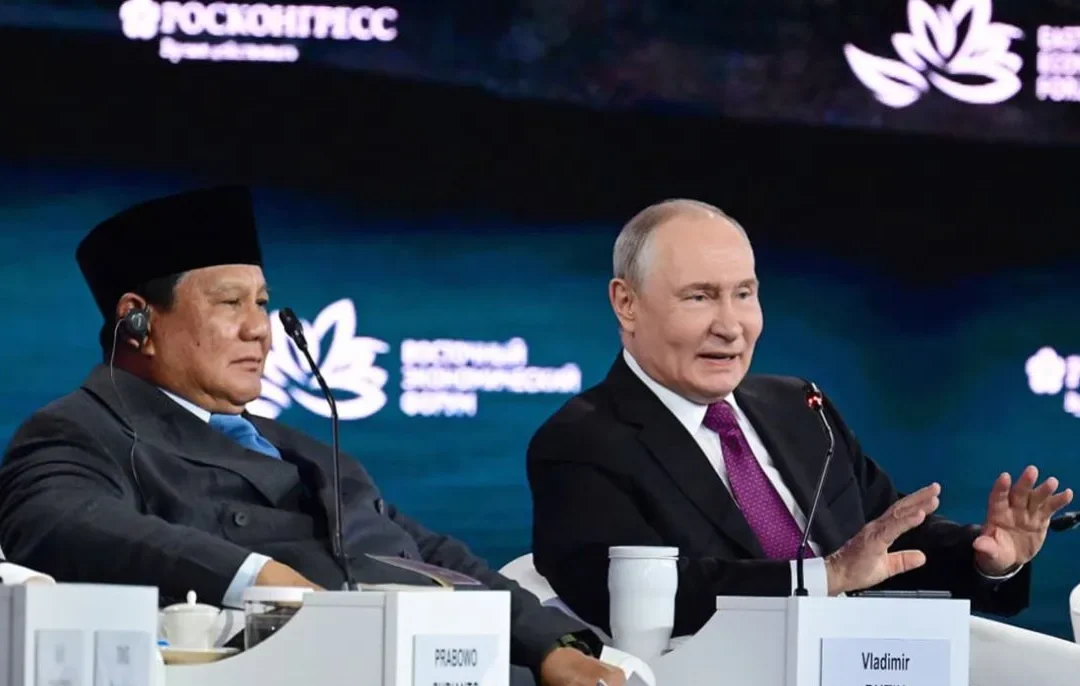 Presiden Prabowo Subianto (kiri), Presiden Rusia Vladimir Putin (kanan), berbicara dalam penyelenggaraan Eastern Economic Forum (EEF) ke-11 di Vladivostok, Rusia, Kamis (3/9/2026). ANTARA/HO-BPMI Sekretariat Presiden/Muchlis Jr/aa.